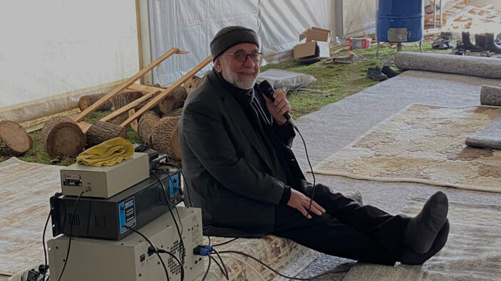 Kahramanmaraş’ta cami imamı depremzede çocuklar için şarkı söyledi